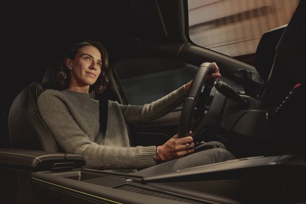 Osvježeni Peugeot E-408 GT