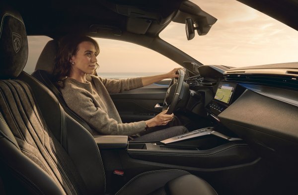 Osvježeni Peugeot E-408 GT