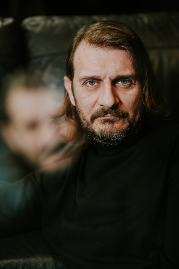 Ja sam optimist koji vjeruje da se i sada nalazimo u završnoj fazi nečega što će se morati raspasti da bi se otvorio prostor za drugačiji svijet