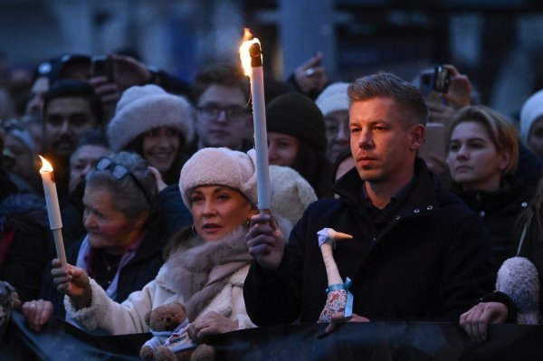 Magyar tijekom demonstracija stranke Tisza u znak podrške zlostavljanoj djeci u Budimpešti 13. prosinca 2025.