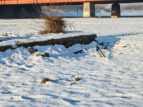 A kabeli završavaju na polovici obale