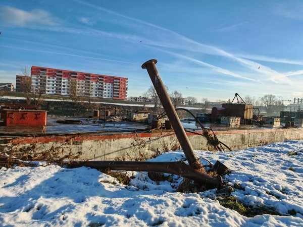 Uz brodove, ni vez nije u najboljem stanju, ali drži