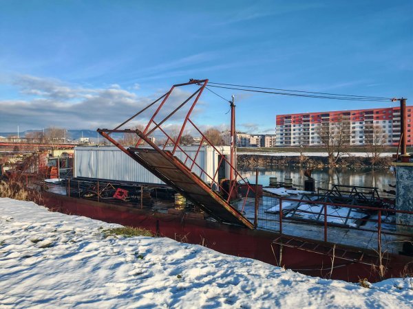 Vlasnik brodova Kosanović najavljuje da će ih za mjesec do dva prebaciti uzvodno kod Veslačkog kluba Mladost 