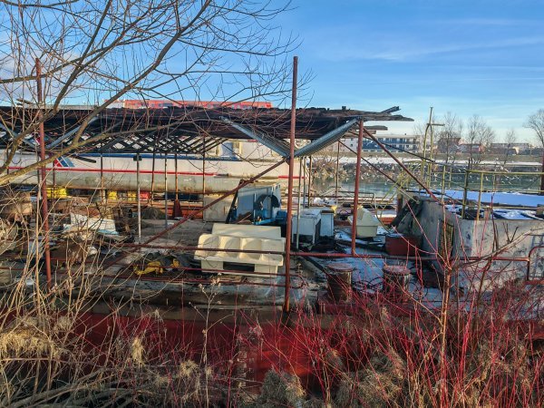 Da brodovi nisu u stanju kakvom jesu, bilo bi fora sjesti na ove stolice i putovati rijekom uz Zagreb. Obrisi brodice u pozadini otkrivaju da je u najboljem stanju od svih ovih plovila