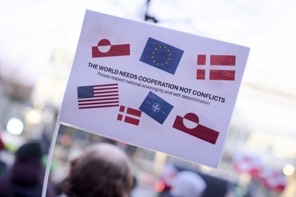 Prosvjedi u Danskoj protiv američkog pripajanja Grenlanda ispred američke ambasade