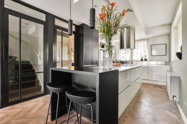 Za razliku od kuhinjskih otoka, koji često služe više kao vizualni element nego kao mjesto okupljanja, stol prirodno poziva na sjedenje.