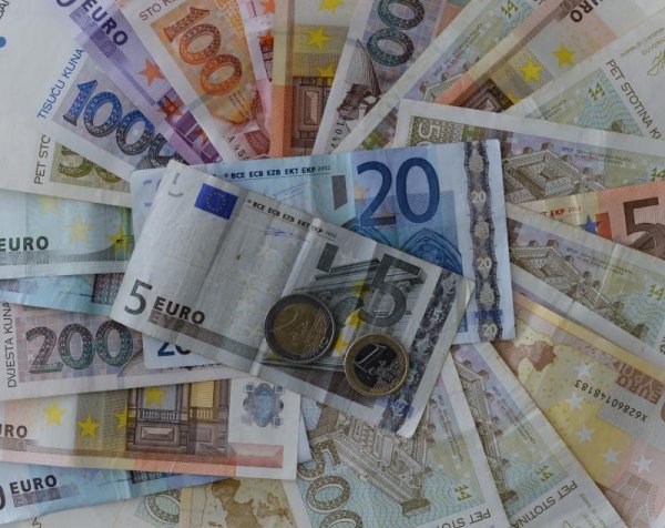 Većina Hrvata štedi u eurima iako kuna donosi više 