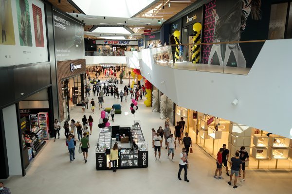 Potrošači često troše novac za vrijeme blagdana i tijekom sezonskih sniženja