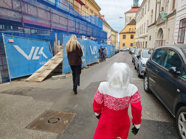 Tonka zna da je ljudi gledaju malo čudno kad je prvi put vide, ali im ne zamjera