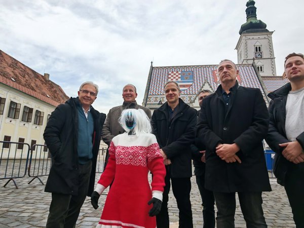 Tonka u društvu svojih kreatora iz Vandri Robotics