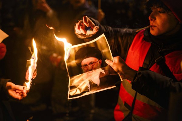 Paljenje slike ajatolaha Hamneija na prosvjedima
