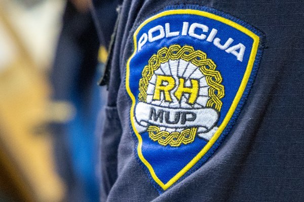 Muškarac u Svetom Ivanu Zelini teško ozlijedio majku pa otišao u kafić