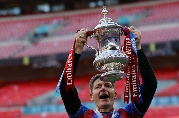 Osvojio prvi trofej u klupskoj povijesti, obrušio se na upravu i sada mu prijeti otkaz