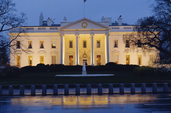 Avdagić upozorava na to da se događa puno toga te da Kongres, Senat i američki građani nisu na istoj liniji kao Bijela kuća