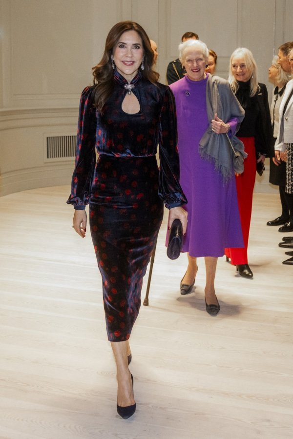 Briše godine jednim potezom: Ovaj modni trik lijepe kraljice je 'as iz rukava' za zrelije dame