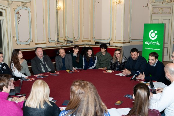 Plazibat 'Požarima' pristupa kao velikoj ansambl-predstavi u kojoj se intimna obiteljska drama isprepliće s epskim zahvatom u povijest