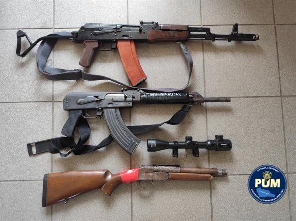 FOTO Mladić usred noći glasno puštao glazbu: Policija mu pronašla tri puške