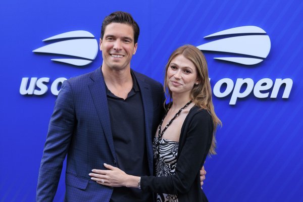 Sin legendarnog 'Supermana' stao pred oltar: Oženio je ljepoticu koju je 'zaprosio na prevaru'