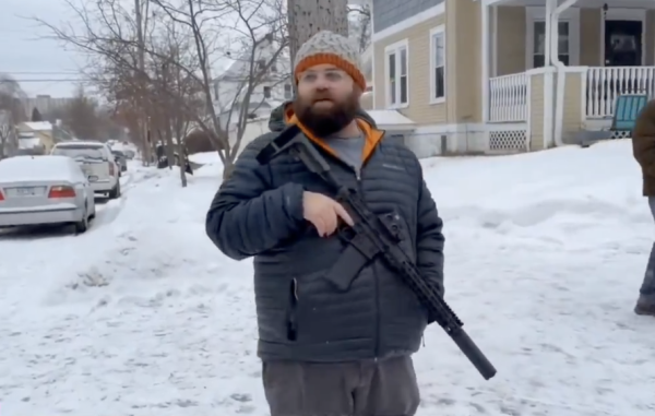 Širi se snimka: Amerikanac naoružan stoji pred kućom dok agenti ICE-a češljaju kvart