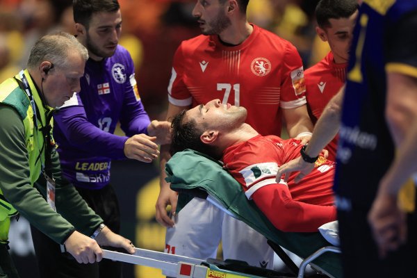 Grozna ozljeda na Europskom prvenstvu: Rukometaš na nosilima napustio teren