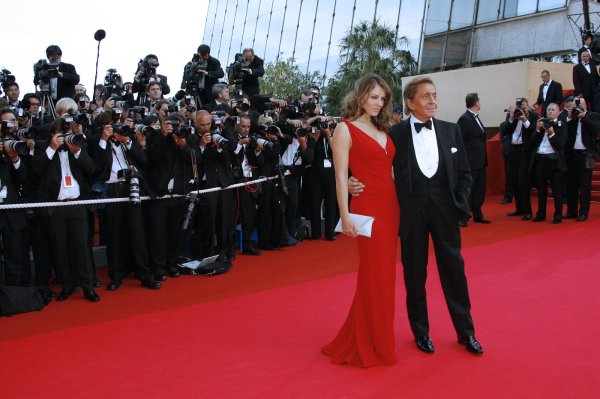 Elizabeth Hurley i Valentino na crvenom tepihu u Cannesu