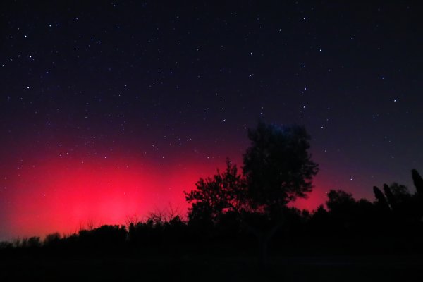 FOTO Prekrasna polarna svjetlost obasjala nebo na hrvatskoj obali: Evo zašto je svjetlila crveno, a ne zeleno
