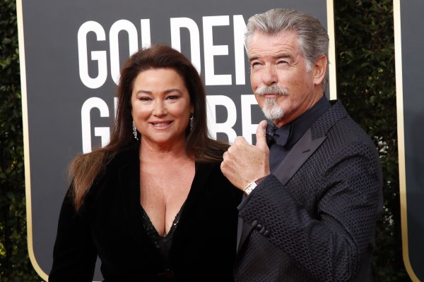 Pierce Brosnan i Keely Shaye Smith
