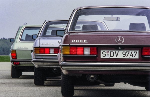 Mercedes-Benz modelska serija 123, razne karoserijske izvedbe. Suvremeni detaljni prikaz oznaka na poklopcu prtljažnika iz 1980. godine. Od naprijed prema natrag: Limuzina (230 E), Coupé (230 CE) i T-Model (230 TE)