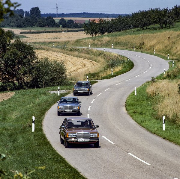 Mercedes-Benz modelska serija 123, razni stilovi karoserije. Fotografija vožnje iz 1982. godine. Od naprijed prema natrag: Limuzina, Coupé i T-model