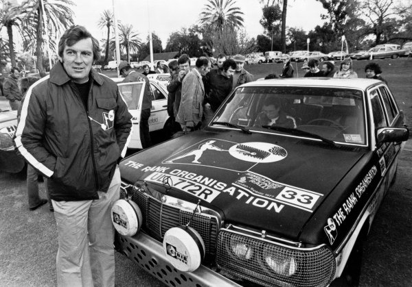 Dvostruki trijumf nakon 30.000 kilometara: Dva vozila Mercedes-Benz 280 E iz serije modela 123 pobjeđuju na reliju London-Sydney 1977. godine. Pobjedničko vozilo Andrewa Cowana (pored vozila)/Colina Malkina/Mikea Broada