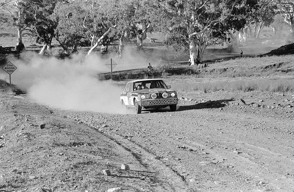 Dvostruki trijumf nakon 30.000 km: Dva Mercedes-Benz 280 E iz serije 123 pobjeđuju na reliju London-Sydney 1977. godine. Fotografija prikazuje pobjedničko vozilo Andrewa Cowana/Colina Malkina/Mikea Broada na australskoj zemljanoj cesti