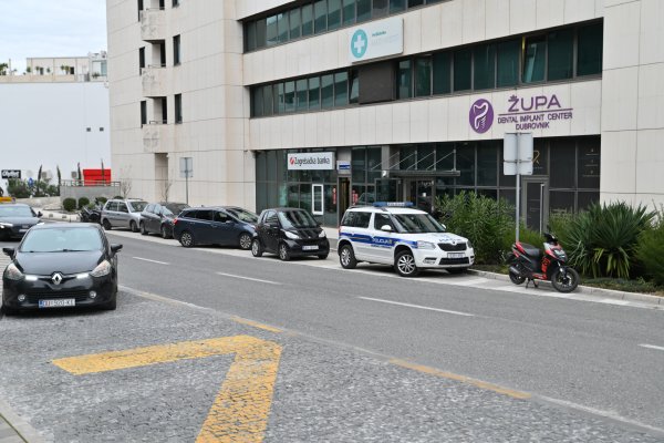 Policija ispred ureda