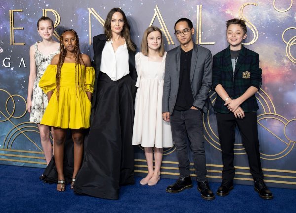 Shiloh, Zahara, Angelina Jolie, Vivienne, Maddox i Knox