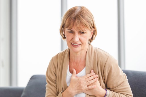 Jedan od ključnih razloga zašto menopauza nosi veći rizik za srce jest pad estrogena