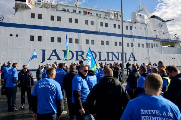 U ožujku 2025. godine je strukovni sindikat pomoraca Jadrolinija održao mirni prosvjed kao znak potpore osumnjičenim kolegama sa trajekta Lastovo u kojem su smrtno stradali pomorci Jadrolinije