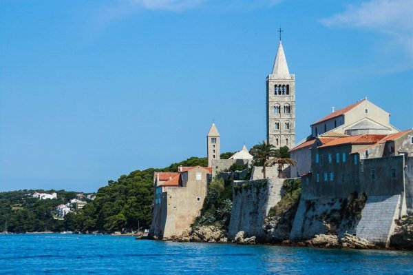 Među hrvatskim otocima je i otok Rab na slici