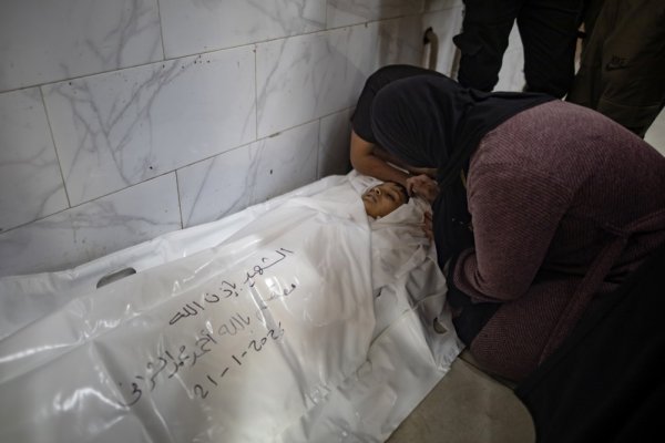 Žena u Gazi oplakuje smrt tinejdžera ubijenog u izraelskom napadu