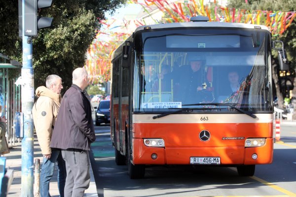 Čupali sjedala, pljuvali i vrijeđali vozača: Srednjoškolci optuženi za divljanje u busu