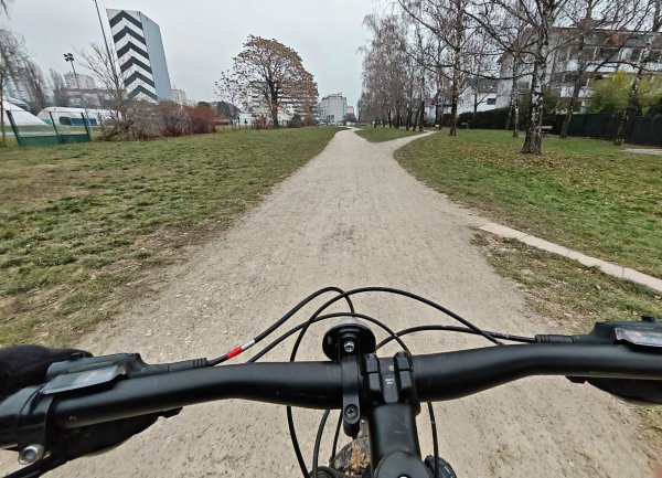 Iskreno, ni mi se ne bismo žalili kad bismo mogli voziti se Grbavicom po malo ravnijoj cesti