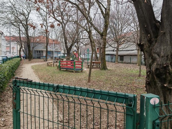 Pruga se više ne vidi, a djeca u susjedstvu sada imaju mjesto za igranje na svježem zraku