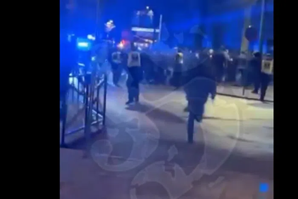 Pogledajte kaos u gradu punom hrvatskih navijača: Delije razbijaju sve pred sobom