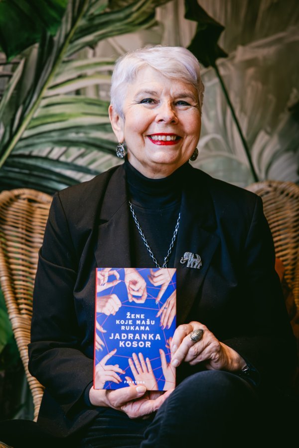 U knjizi prepliće razmišljanja o prolaznosti života i prirodi samoće s analizom kulture zaborava, relativizacije povijesti i suvremene hrvatske zbilje