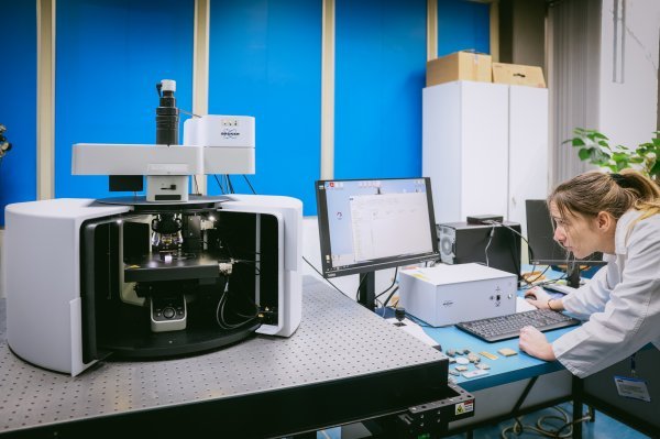 Kemičarka Marija Lukić kod Ramanova spektroskopa