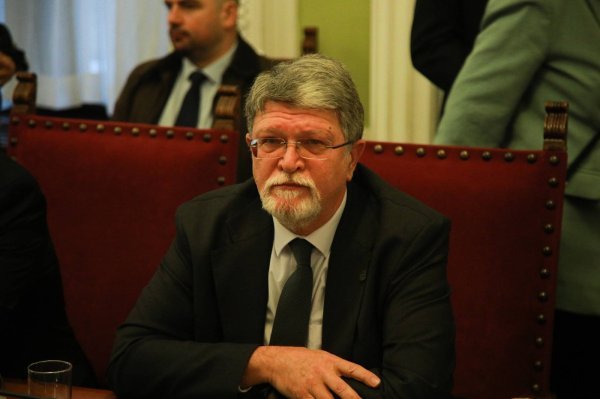 [VIDEO] Novinara Vučićevog medija osiguranje pustilo gdje nije smjelo, on provocirao Piculu