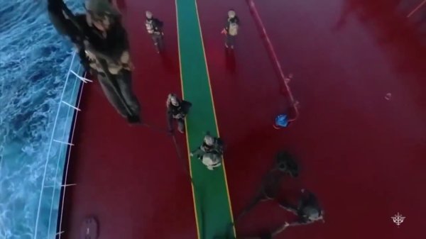 [VIDEO] Objavljena snimka: Francuski specijalci banuli na ruski 'tanker u sjeni'