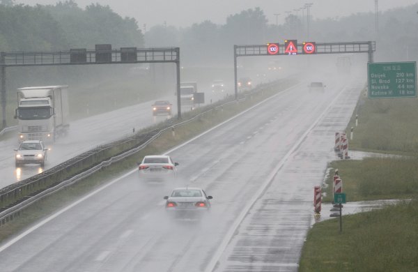 Pazite, kolnici su u dijelovima zemlje mokri i skliski, moguća poledica