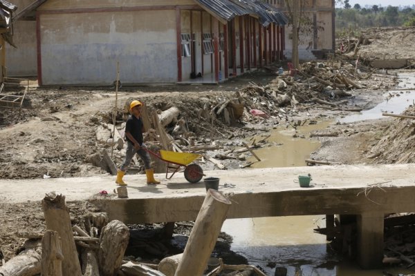 Klizište zatrpalo kuće u Indoneziji, najmanje sedmero poginulo