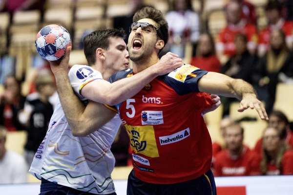 Svi se pitaju zašto zvijezda Eura nosi naočale: Iza toga se krije najtužnija priča prvenstva