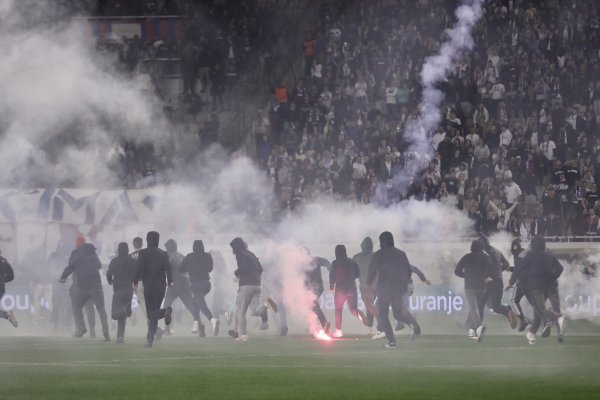 Trojica navijača Zvezde teško ozlijeđeni u napadu Torcide, jedan u teškom stanju