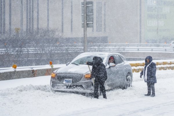 Zimska oluja u SAD-u: Milijun kućanstava bez struje, otkazano više od 10.000 letova